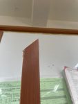 教室後方布告欄邊條脫落