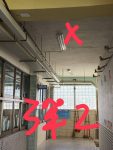 走廊燈：仁四樓，彈二教室前一盞不亮