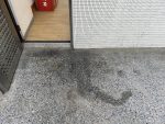 家政教室天花板漏水，走廊地面溼滑