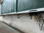 黑板下方電線