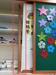 後面白板框掉落（掉落的框放在導師桌旁邊）