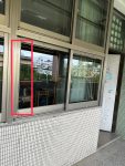 靠近前門外層窗戶及窗框有空隙
