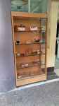 教室外展示櫃玻璃被學生打球打破