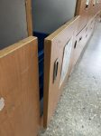 909教室後方門櫃無法闔上