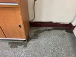 學習中心辦公室門口管線漏水