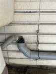 圖書館旁走廊洗手台下方水管鬆脫