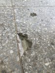 地板上有坑洞